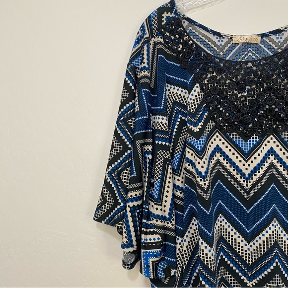 LAVISH Blouse Geometric Pattern Embroidered Neckline Blue Black Plus Size 2X - Picture 6 of 9